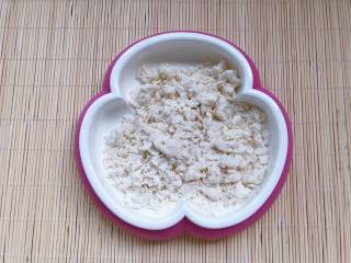 3、【宝宝辅食】鲜虾疙瘩汤,面粉放在一个大容器里，慢慢的一点点加水，边加水边用筷子快速搅拌，成小絮状。