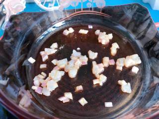 6、【宝宝辅食】鲜虾疙瘩汤, 锅内倒入核桃油、加入洋葱和鲜虾丁爆香