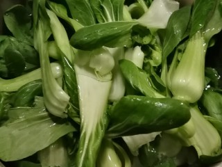 4、时蔬烩虾球,开水汆烫油菜  水中加入一克盐和几滴食用油 汆熟快速捞出备用