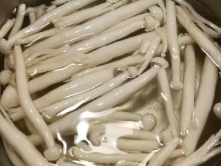 5、时蔬烩虾球,白玉菇焯水后捞出