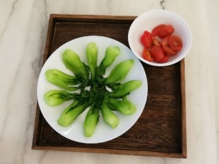 6、时蔬烩虾球,油菜心整齐码放盘中  圣女果对半切开