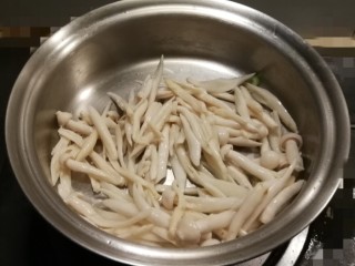 8、时蔬烩虾球,放入白玉菇翻炒