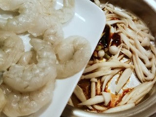 10、时蔬烩虾球,放入虾仁  翻炒入味