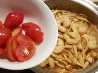 11、时蔬烩虾球,待虾仁稍稍有点变色  慢慢卷缩成球状后放入圣女果  