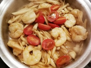 12、时蔬烩虾球,加入盐调整味道  翻拌均匀关火出锅