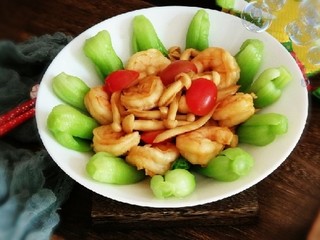 13、时蔬烩虾球,炒好的虾球蘑菇直接放到摆好盘的油菜上面