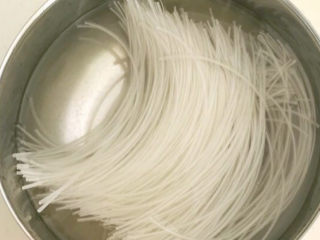 2、肉末粉条,粉条用温水浸泡2分钟