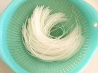 3、肉末粉条,把泡发好的粉条捞出来备用