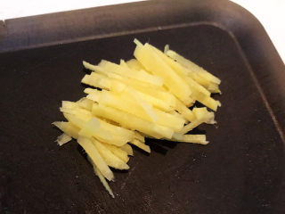 5、肉末粉条,鲜姜切成细丝