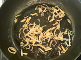 6、肉末粉条,炒锅烧热后加入玉米油，油烧热后加入花椒粉，葱姜，炒出香味