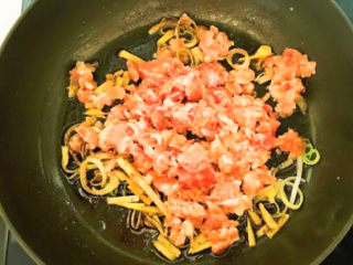 7、肉末粉条,加入猪肉末