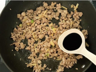 8、肉末粉条,翻炒2分钟，加入料酒，蚝油和老抽