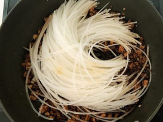 10、肉末粉条,加入粉条