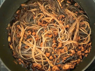 12、肉末粉条,大火烧开后烧3分钟左右