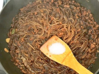 13、肉末粉条,加入精盐调味，翻炒均匀即可