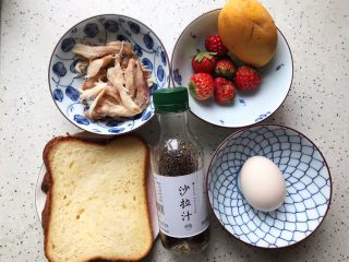 3、油醋汁藤椒风味手撕鸡の吐司水果沙拉,准备好所有食材