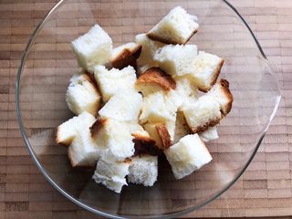 4、油醋汁藤椒风味手撕鸡の吐司水果沙拉,吐司切成小块