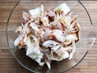 5、油醋汁藤椒风味手撕鸡の吐司水果沙拉,鸡肉撕碎