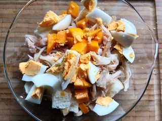 7、油醋汁藤椒风味手撕鸡の吐司水果沙拉,鸡蛋去壳切成小块