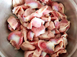 1、青椒炒鸡胗,准备好鸡胗,祛除鸡胗上黄色的残留物,洗净待用。