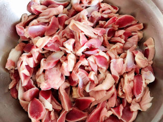 3、青椒炒鸡胗,鸡胗切好放入盆中。