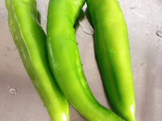 6、青椒炒鸡胗,准备好青椒,祛核洗净待用。