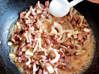 14、青椒炒鸡胗,放入盐。