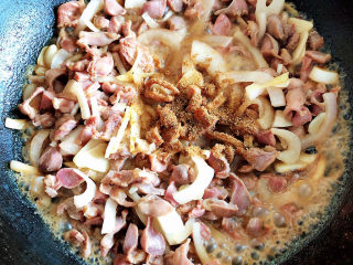 15、青椒炒鸡胗,再放入耗油、生抽、孜然粉翻炒均匀。