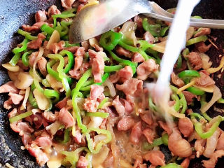 17、青椒炒鸡胗,加入少许淀粉水,翻炒均匀。