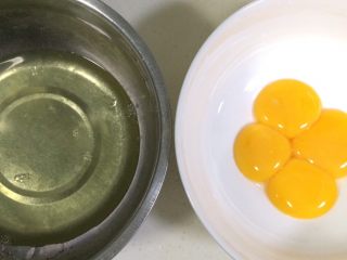1、低温原味戚风,把蛋白和蛋黄分离开,分别放在无水无油的容器内,蛋白不能沾一丝的蛋黄,以免影响打发。