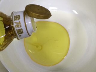 2、低温原味戚风,纯牛奶和玉米油混合。