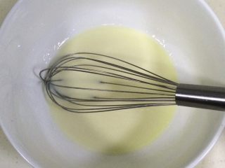 3、低温原味戚风,用手动打蛋器搅拌均匀,直至看不到油星且有点稠的状态。