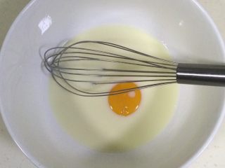 4、低温原味戚风,分次加入蛋黄搅拌。