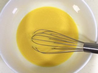 5、低温原味戚风,一次加一个蛋黄,搅拌均匀后方可加入下一个蛋黄。