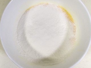 6、低温原味戚风,筛入低筋面粉。