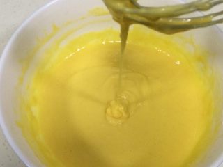 7、低温原味戚风,用打蛋器画“井"字搅拌或任意不规则的拌均,直至面糊没有颗粒,做成浓稠且有光泽的蛋黄糊,放一旁备用。