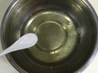 8、低温原味戚风,在蛋白内加入少许盐。