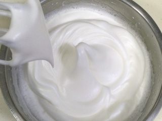 11、低温原味戚风,继续搅打蛋白呈湿性发泡,提起打蛋头有下垂的弯勾,加入剩下的细砂糖继续搅打。