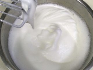 10、低温原味戚风,继续搅打至蛋白糊有纹路,还有些许小泡沫时,加入1/3细砂糖。