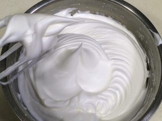 12、低温原味戚风,最后要把蛋白打至硬性发泡,提起打蛋头有直挺的小尖角。