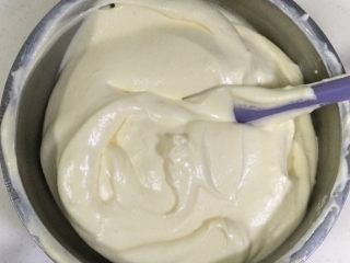 14、低温原味戚风,每一次翻拌均匀后才加入下一次蛋白糊的量。