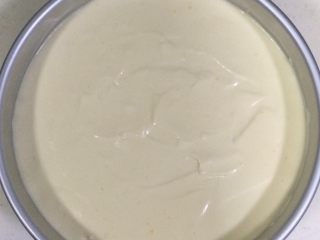 15、低温原味戚风,把拌好的蛋糕糊倒入8寸戚风模具中,表面抹平,震出气泡。