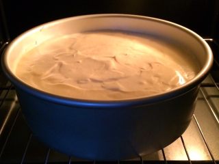 16、低温原味戚风,入预热好的烤箱中下层,上火120度,下火100度,烘烤约70分钟。如果不能上下管独立控温,可以调为上下火125度或120度这样慢慢试验下去,具体温度和时间按各自烤箱情况调整。