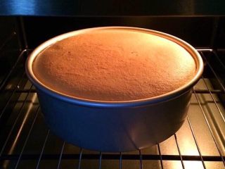 17、低温原味戚风,烘烤完毕,没有开裂。