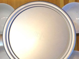 18、低温原味戚风,烤完立刻取出,从20厘米处自由落体两次,然后迅速倒扣放凉。