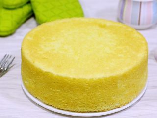 19、低温原味戚风,待放凉后即可脱模。