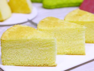 20、低温原味戚风,切开组织很细腻,没有明显的大气泡。