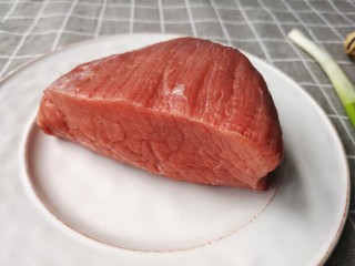 2、牛肉干,牛肉,切之前一定要看清肉丝纹理,要顺着肉丝的方向切。(这个切牛肉的方法和切熟卤牛肉正好相反)