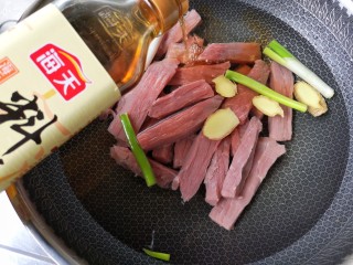 5、牛肉干,加适量的料酒。