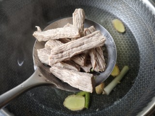 7、牛肉干,炒好的牛肉沥水捞出。